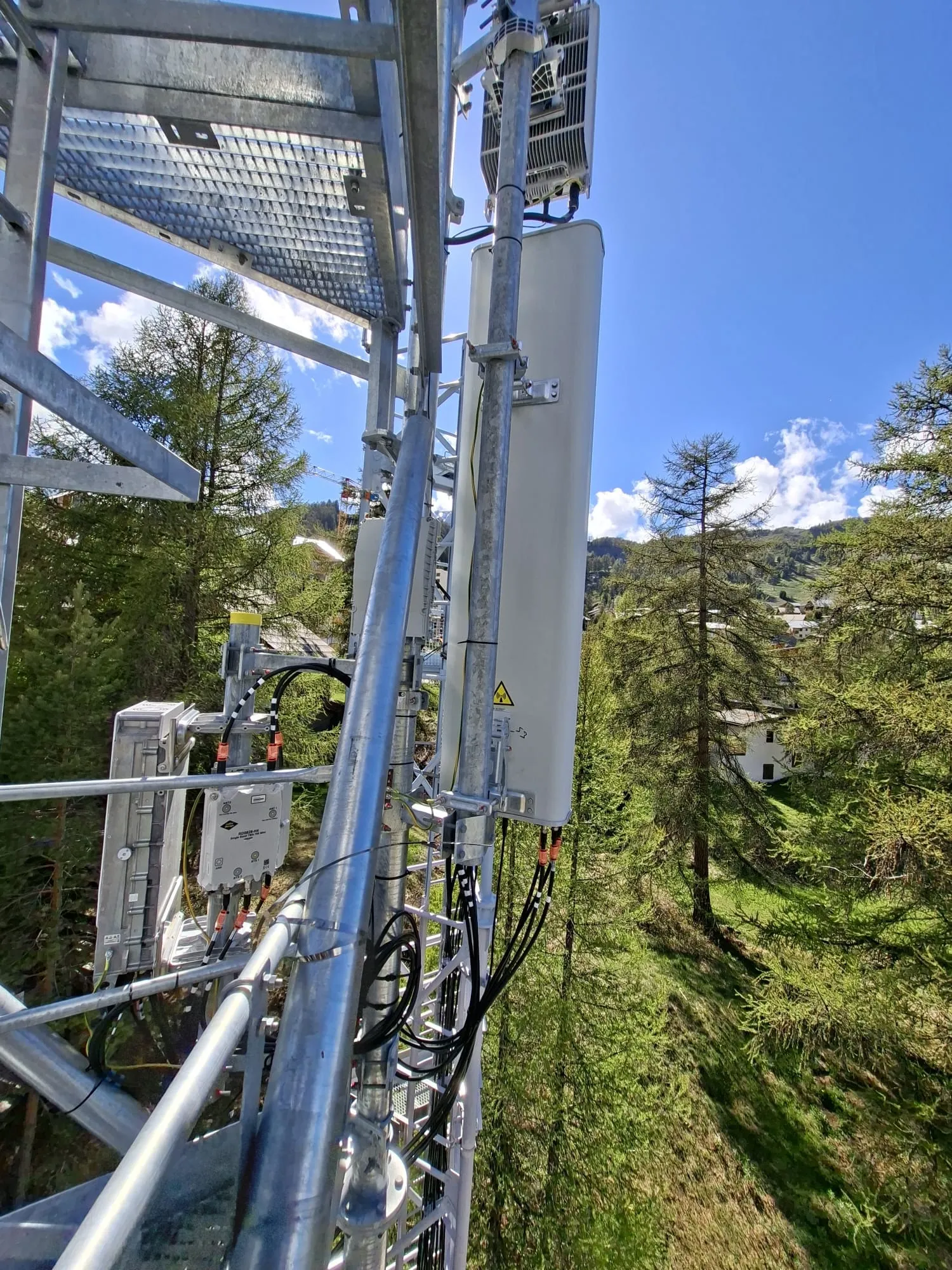 RRU et câblage hybride installés en tête de pylône, vue plongeante sur la vallée de Vars